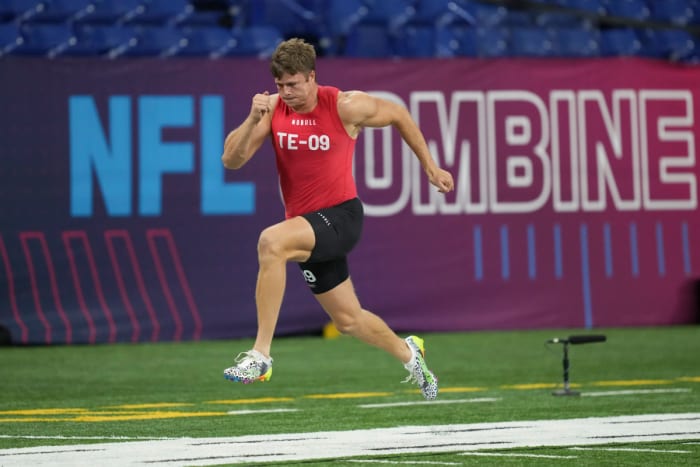 Mar 4, 2023; Indianapolis, IN, USA; Miami?Fl tight end Will Mallory (TE09) participates in drills at Lucas Oil Stadium. Mandatory Credit: Kirby Lee-USA TODAY Sports